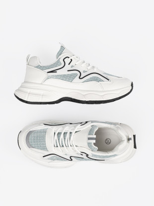 Bílo-zelené sneakersy s ozdobnými prvky