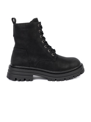 Černé kotníkové boty se šněrováním a protiskluzovou podrážkou