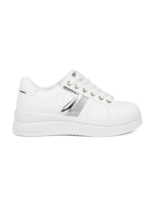 Bílé sneakersy s metalickým stříbrným akcentem