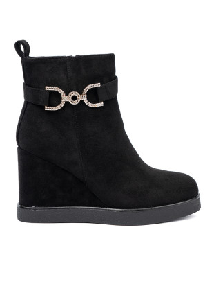 Černé semišové kotníkové kozačky s elegantní sponou