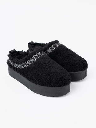 Černé papuče s ozdobným vyšíváním
