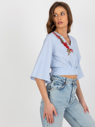 Světle modrá elegantní krátká halenka