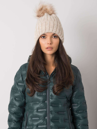 Béžová zateplená čepice s aplikacemi