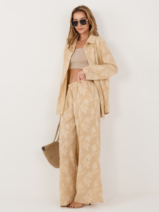 Béžová souprava s košilí a kalhotami