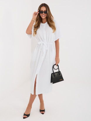 Bílé rozšířené midi šaty s páskem a kapsami