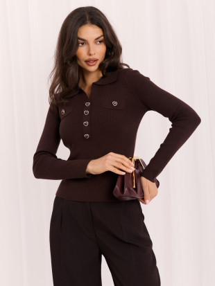 Elegantní hnědý polo svetr s límečkem