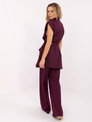 Elegantní bordó vesta s páskem a proužky