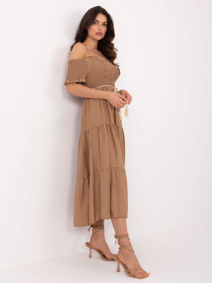 Camel hnědé letní šaty s off-shoulder střihem