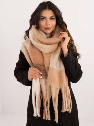 Hnědá šála s kostkovaným vzorem