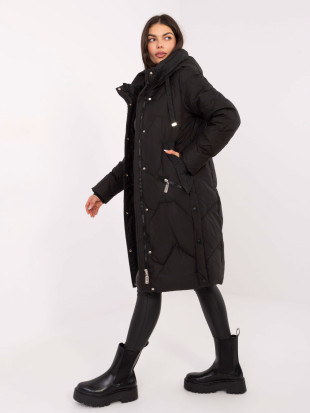 Dlouhý černý prošívaný kabát s kapucí
