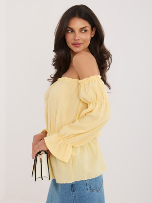Žlutá halenka s odhalenými rameny a nabíranými rukávy