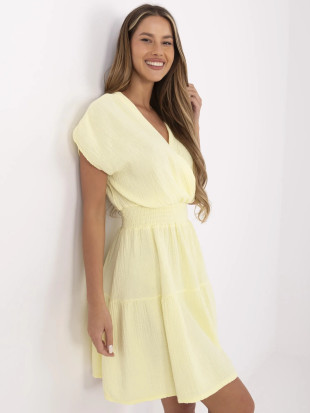 Rozšířená letní šaty v jasně žluté barvě