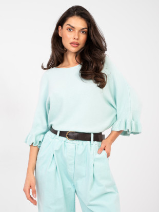 Světle modrý elegantní svetr s 3/4 rukávem a volánem